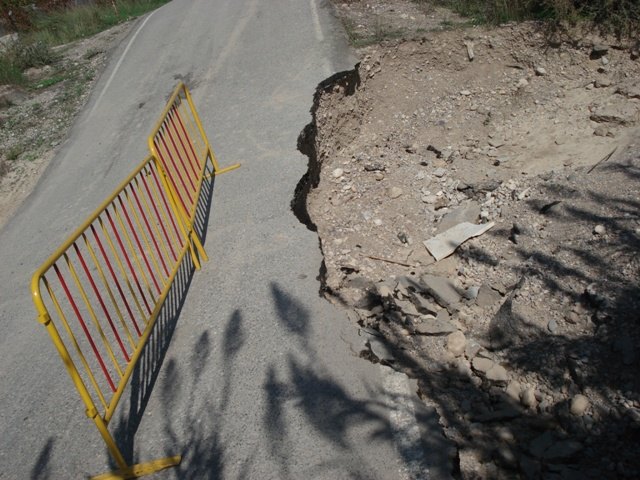 Denuncian la situación de grave peligro que ofrecen los caminos que cruzan la Rambla de Lébor, destrozados por las lluvias, hace casi un mes - 1, Foto 1