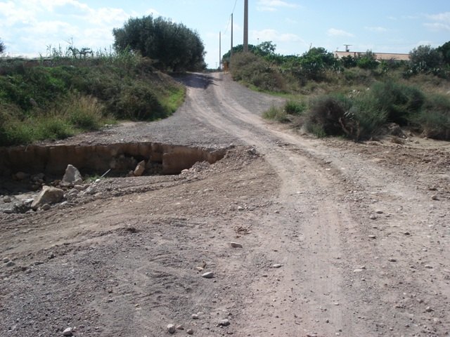 Denuncian la situación de grave peligro que ofrecen los caminos que cruzan la Rambla de Lébor, destrozados por las lluvias, hace casi un mes, Foto 2
