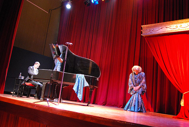 Éxito rotundo del pistoletazo de salida de la programación del Otoño Cultural 2009 con la obra de teatro Piano Piano, Foto 1