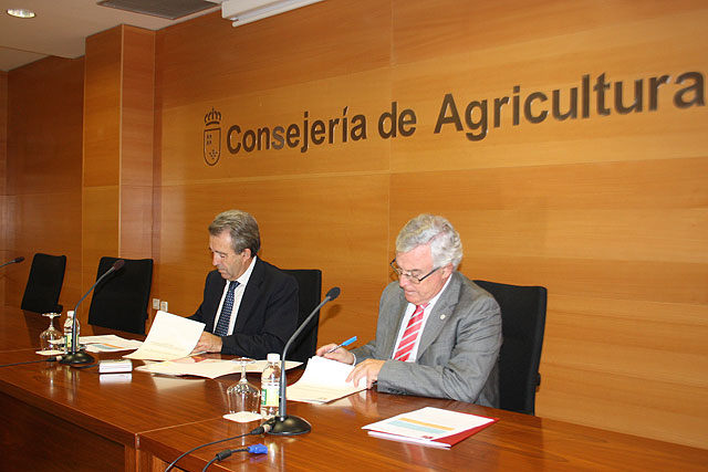 El consejero de Agricultura y Agua, Antonio Cerdá, y el rector de la Universidad de Murcia, José Antonio Cobacho, Foto 1