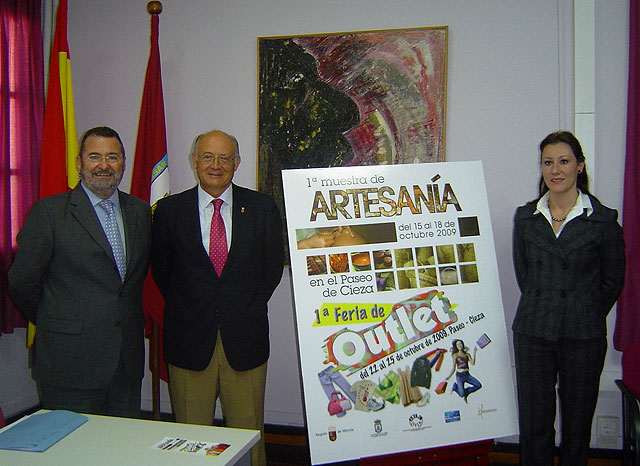 El alcalde de Cieza, Antonio Tamayo, el director general de Comercio y Artesanía, Julio José Lorenzo, y la concejala de Comercio y Artesanía, Maria del Carmen Camacho Marín, Foto 1
