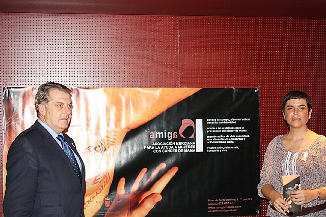 En la imagen, el director general de Atención al Ciudadano, Drogodependencias y Consumo, Juan Manuel Ruiz, y la presidenta de la Asociación Murciana para la Ayuda a Mujeres con Cáncer de Mama, Catiana Martínez, durante la presentación del folleto ‘Recomendaciones en el tratamiento de cáncer de mama’, editado por la Asociación Murciana de Mujeres con Cáncer de Mama (Amiga) y la Consejería de Sanidad y Consumo, Foto 1