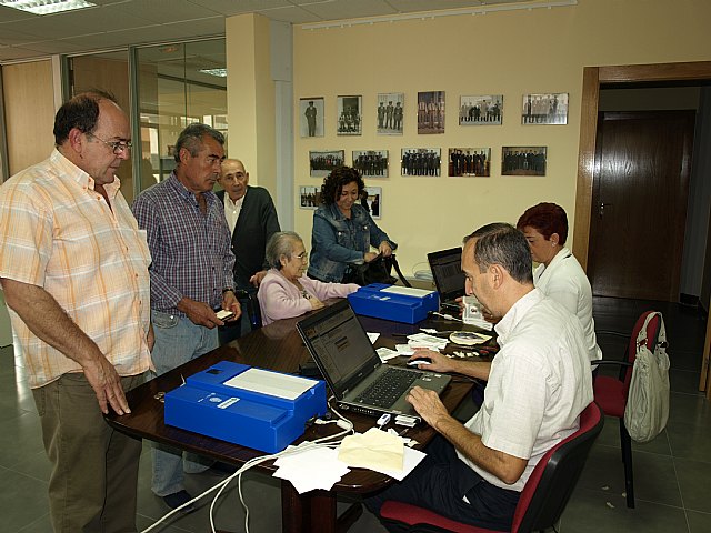 Los ceutienses renuevan su DNI antiguo por el electrónico - 1, Foto 1