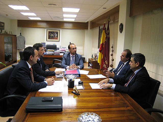 El consejero de Universidades, Empresa e Investigación, Salvador Marín, mantuvo una reunión esta mañana con responsables del Instituto de Fomento, el presidente de la Asociación de empresas del plástico Asemuplast, Blas Marín, y al presidente del Centro Tecnológico del Calzado y del Plástico (Cetec), Francisco Ojados, para presentar las conclusiones de la 'Mesa de Impulso Empresarial por sectores: plástico', Foto 1