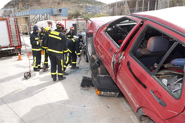 Los bomberos actualizan sus conocimientos en accidentes de tráfico - 1, Foto 1