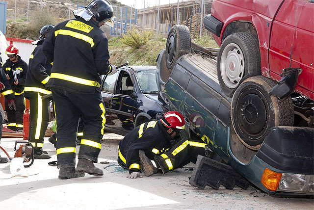 Los bomberos actualizan sus conocimientos en accidentes de tráfico - 2, Foto 2