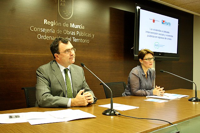 El consejero de Obras Públicas y Ordenación del Territorio, José Ballesta, junto a la directora gerente del Instituto de Vivienda y Suelo de la Región de Murcia, Juana Castaño, durante la presentación de las jornadas ‘La vivienda a debate: intervención social y vivienda pública en época de crisis’ organizadas en colaboración con la Asociación Española de Promorotes Públicos de Vivienda, AVS, Foto 1