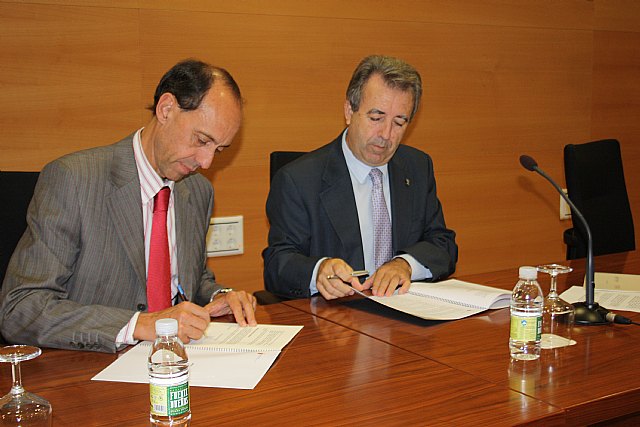 El consejero de Agricultura y Agua, Antonio Cerdá, y el vicepresidente de Relaciones Institucionales del Consejo Superior de Investigaciones Científicas, Francisco Montero de Espinosa,  firman un convenio de colaboración para estudiar la aplicación de los lodos de las depuradoras urbanas como fertilizantes en terrenos agrícolas, Foto 1