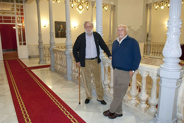 Vicent y Sánchez Harguinday admirados con el Museo del Teatro Romano - 1, Foto 1