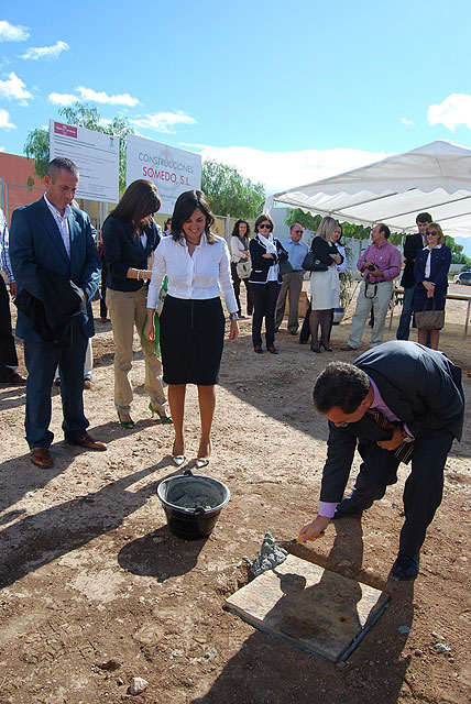 El consejero Joaquín Bascuñana, junto a la alcaldesa de Fuente Álamo, María Antonia Conesa, y la directora general de Familia y Menor, Laura Muñoz, coloca en Fuente Álamo la primera piedra de las obras de ampliación del Centro de Atención a la Infancia, Foto 2