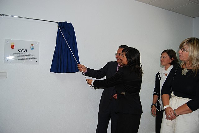 El consejero Joaquín Bascuñana  inaugura, junto a la alcaldesa de Fuente Álamo, María Antonia Conesa, y la directora del Instituto de la Mujer, Teresa Moreno, el Centro de Atención Especializada para Mujeres Víctimas de Violencia de Género de Fuente Álamo, Foto 3