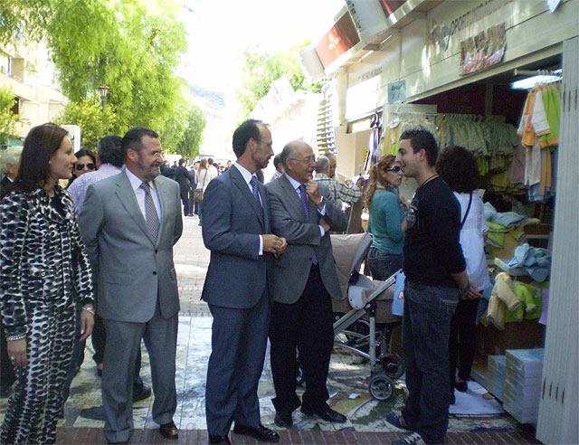 El consejero de Universidades, Empresa e Investigación, Salvador Marín, y el alcalde de Cieza, Antonio Tamayo, en la inauguración de la primera Feria Outlet del municipio, Foto 1
