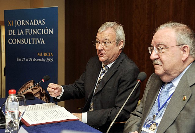 El presidente de la Comunidad, Ramón Luis Valcárcel, inauguró hoy las XI Jornadas de la Función Consultiva, que se celebran en Murcia y que reúne a todos los presidentes de los consejos jurídicos de España. En la imagen, Valcárcel, junto con el presidente del Consejo Jurídico de la Región de Murcia, Mariano García, Foto 1