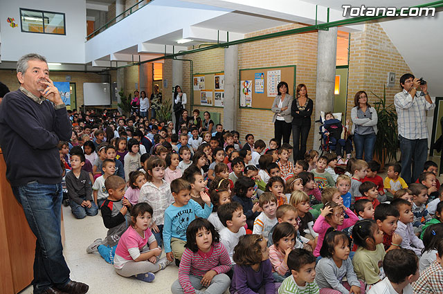 El colegio “Tierno Galvn” inaugura la nueva biblioteca del centro recordando el Quijote de La Mancha - 3