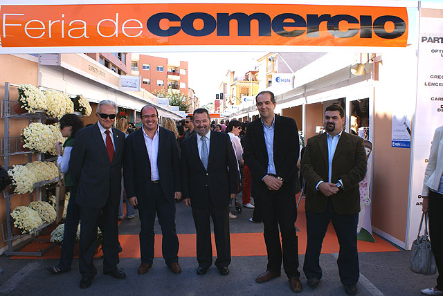 El Alcalde y el director general de Comercio y Artesanía inauguran la I Feria de Comercio Outlet de Puerto Lumbreras - 1, Foto 1