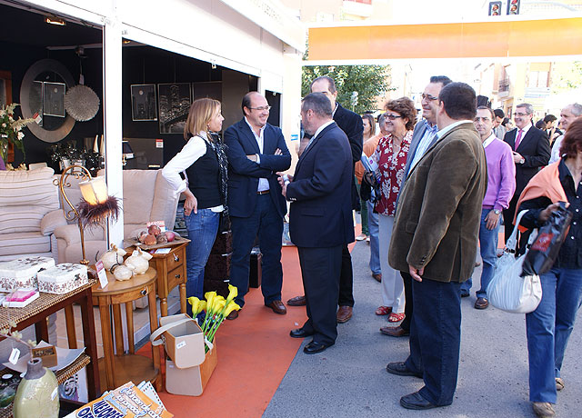 El Alcalde y el director general de Comercio y Artesanía inauguran la I Feria de Comercio Outlet de Puerto Lumbreras - 2, Foto 2