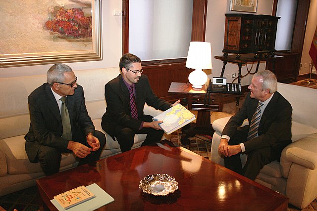 Valcárcel recibe la 'convención de la onu para los derechos de las personas con discapacidad' e ditada en braille por la once - 1, Foto 1