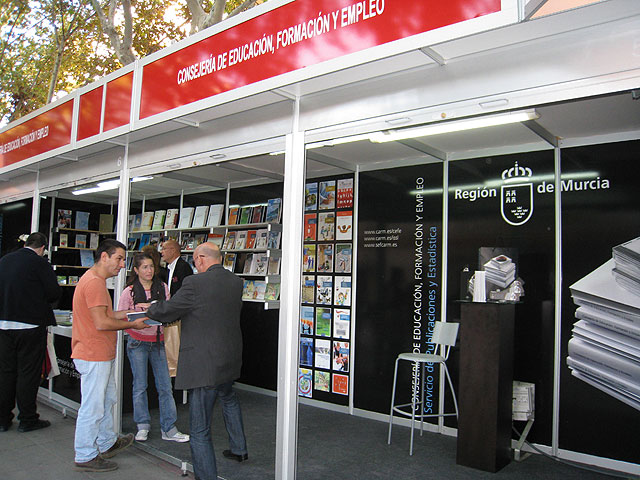 Imagen de la caseta que la Consejería de Educación, Formación y Empleo tiene en la plaza Santo Domingo con motivo de la Feria del Libro, Foto 1