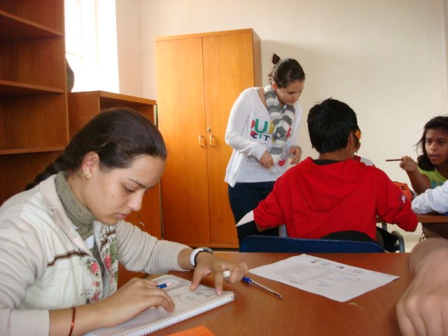 Los usuarios del programa de Integración socioeducativa de menores y jóvenes en situación o riesgo de exclusión social” realizan un taller de técnicas de cooperación grupal - 1, Foto 1