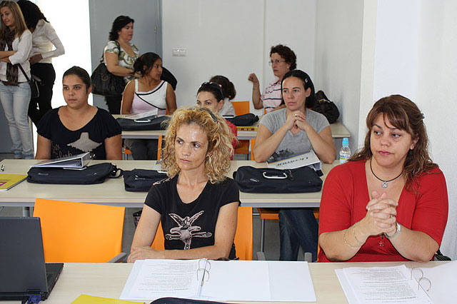 Se inaugura el curso de Ayuda a Domicilio para mujeres en Torre–Pacheco - 1, Foto 1