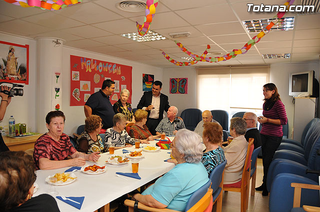 Users of the Service Day Care Alzheimer's activities begin on the second anniversary of the center with a typical lunch, Foto 1