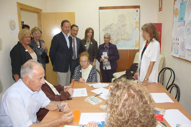 De izda a dcha, Purificación Manzano, presidenta de la Junta Municipal de Zarandona, el Alcalde, Miguel Ángel Cámara, el Consejero de Política Social, Mujer e Inmigración, Joaquín Bascuñana, y la directora del Instituto Murciano de Acción Social, Mª Isabel Sola, Foto 1