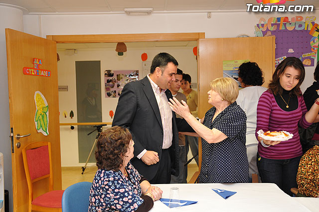 Los usuarios del Servicio de Estancias Diurnas de Alzheimer comienzan las actividades del segundo aniversario del centro - 14