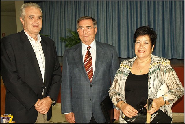  Ruiz Abellán junto a la presidenta de la Asociación de Amas de Casa de Abarán, y el alcalde del municipio, Foto 1