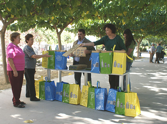 El Ayuntamiento Puerto Lumbreras entrega las primeras Tribolsas para fomentar la separación de residuos y el reciclaje - 1, Foto 1
