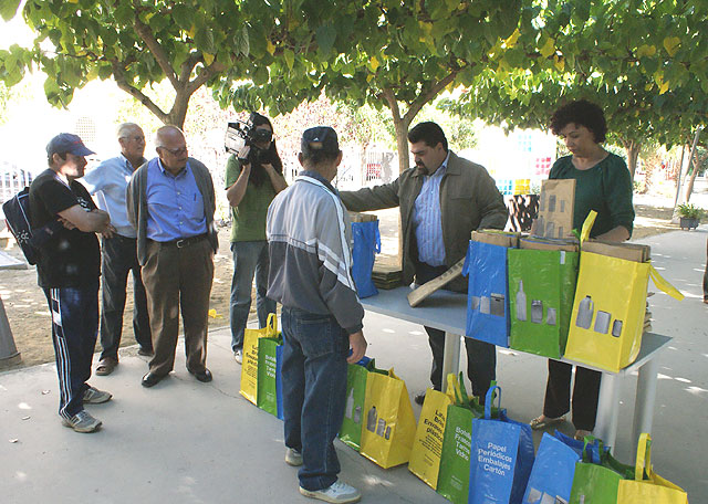 El Ayuntamiento Puerto Lumbreras entrega las primeras Tribolsas para fomentar la separación de residuos y el reciclaje - 2, Foto 2