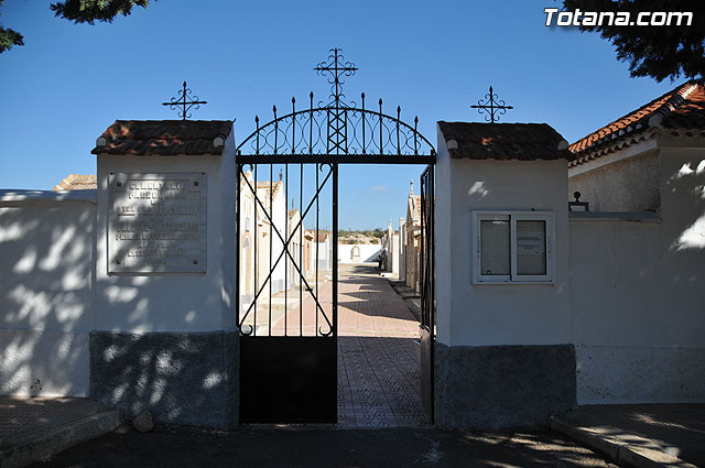 El Ayuntamiento suscribe un convenio con la Junta Parroquial del cementerio de Paretón-Cantareros, Foto 1