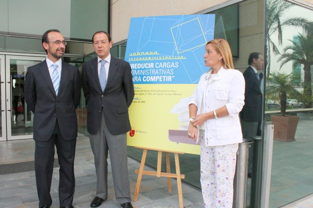 La consejera de Presidencia y Administraciones Públicas, María Pedro Reverte (dcha), el alcalde de Murcia, Miguel Ángel Cámara (centro) y el consejero de Universidades, Empresa e Investigación, Salvador Marín (izq), momentos antes de inaugurar las jornadas de simplificación administrativa, Foto 1