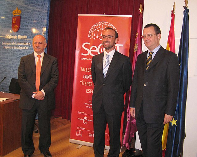 El consejero de Universidades, Empresa e Investigación, Salvador Marín, presenta la IX edición de la ‘Semana de la Ciencia y la Tecnología’ junto al director general de Universidades y Política Científica, Eduardo Osuna, y el director gerente de la Fundación Séneca, Antonio González, Foto 1