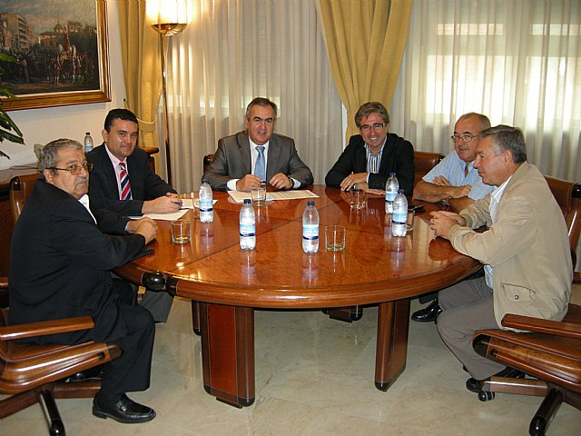 El delegado del Gobierno en Murcia ha mantenido una reunión con la Junta Directiva de la Federación de Asociaciones de Vecinos de la Región de Murcia - 1, Foto 1