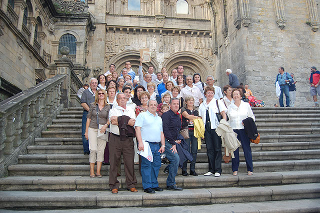 La alcaldesa de San Javier con los vecinos de Santiago de la Ribera en el exterior de la catedral de Santiago, Foto 1