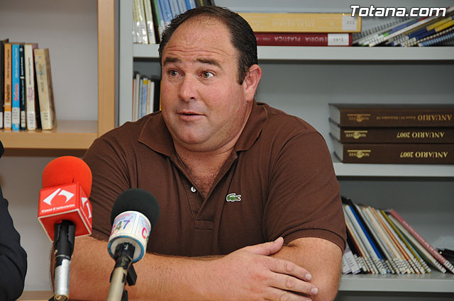 El Ayuntamiento suscribe un convenio con la Junta Parroquial del cementerio de Paretn-Cantareros - 5