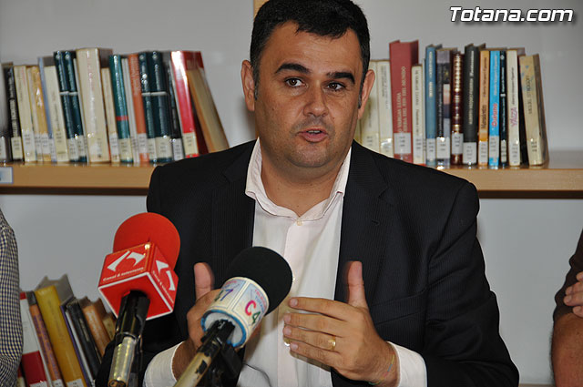 El Ayuntamiento suscribe un convenio con la Junta Parroquial del cementerio de Paretn-Cantareros - 7