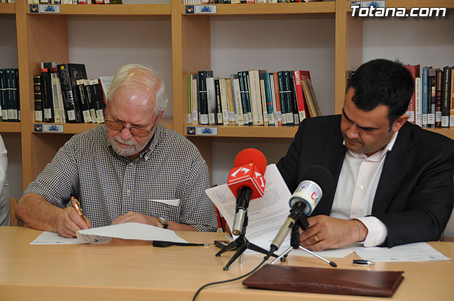 El Ayuntamiento suscribe un convenio con la Junta Parroquial del cementerio de Paretn-Cantareros - 8