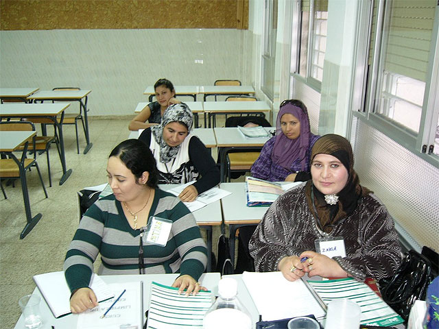 15 alumnas inmigrantes realizan un curso de limpieza de inmuebles e instalaciones industriales - 1, Foto 1