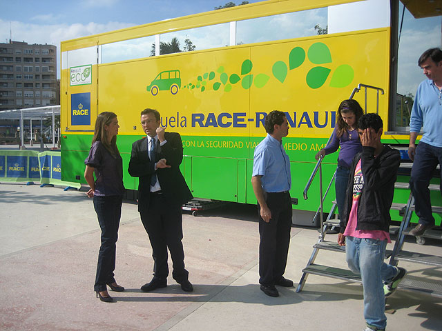 Los escolares aprenden las nuevas técnicas de la automoción para reducir el impacto medioambiental - 1, Foto 1