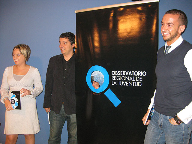 El consejero de Cultura y Turismo, Pedro Alberto Cruz (centro), junto a la directora del Instituto de la Juventud, Verónica López (izquierda), y el coordinador del Observatorio Regional de la Juventud, Manuel Pleguezuelo (derecha), en la presentación del monográfico ‘Juventud y Vivienda: Emancipación de la población joven de la Región de Murcia 2009’, Foto 1