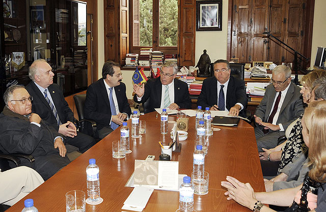 La Universidad de Murcia y la Fundación de Estudios Médicos colaborarán en la formación de vocaciones científicas - 1, Foto 1