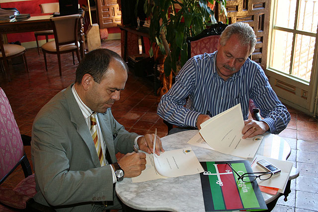 Se firma el convenio del transporte universitario - 1, Foto 1