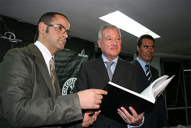 Valcárcel define la pintura urbana de Luis J. Fernández como un universo que conjuga “irrealidad y realismo” - 1, Foto 1