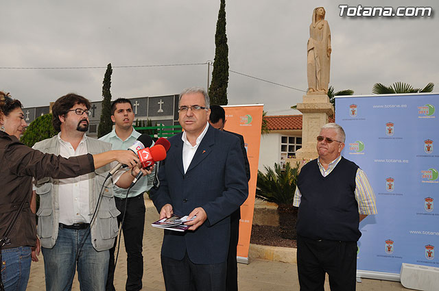 Presentado un libro de Juan Cnovas Mulero sobre el cementerio municipal 