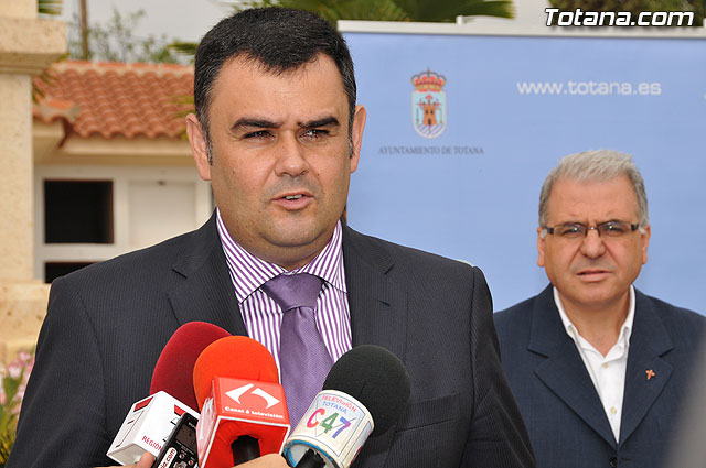 Presentado un libro de Juan Cnovas Mulero sobre el cementerio municipal 