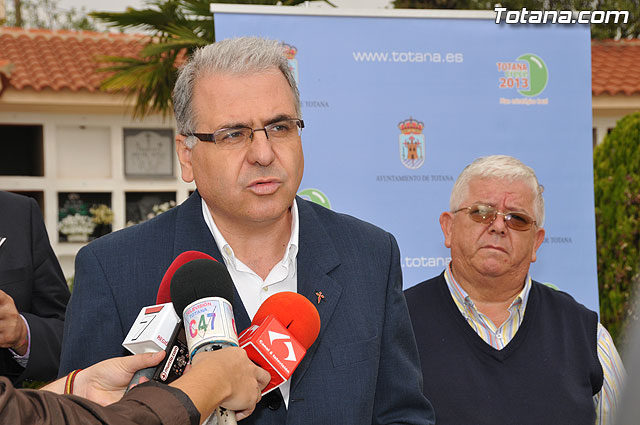 Presentado un libro de Juan Cnovas Mulero sobre el cementerio municipal 