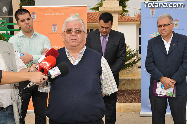 Presentado un libro de Juan Cnovas Mulero sobre el cementerio municipal 