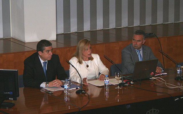 La consejera de Presidencia y Administraciones Públicas, María Pedro Reverte, durante la inauguración de la Jornada Open Days junto al director general de Administración Local, Relaciones Institucionales y Acción Exterior, Juan Antonio Morales (dcha.) y el secretario general de la Consejería de Economía y Hacienda, Luis Alfonso Martínez Atienza (izq.), Foto 1
