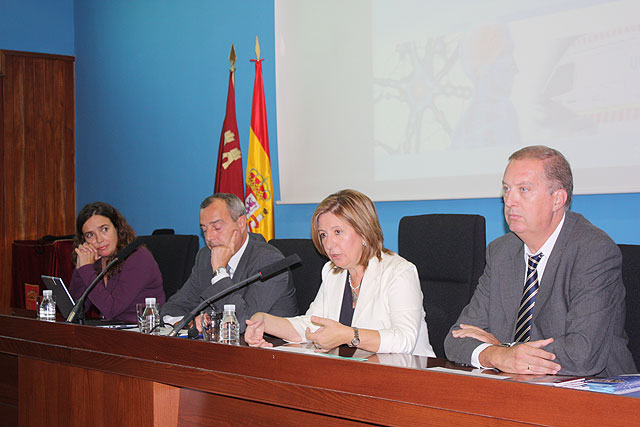 La consejera de Sanidad y Consumo, María Ángeles Palacios, presentó las acciones del código Ictus junto con el director general de Planificación, Ordenación Sanitaria y Farmacéutica e Investigación, José Antonio García, y los coordinadores del Programa de Atención al Ictus en Atención Primaria, Antonio Martínez, y en Atención Hospitalaria, Ana Morales. En la foto, de izquierda a derecha: Ana Morales, José Antonio García, María Ángeles Palacios y Antonio Martínez, Foto 1